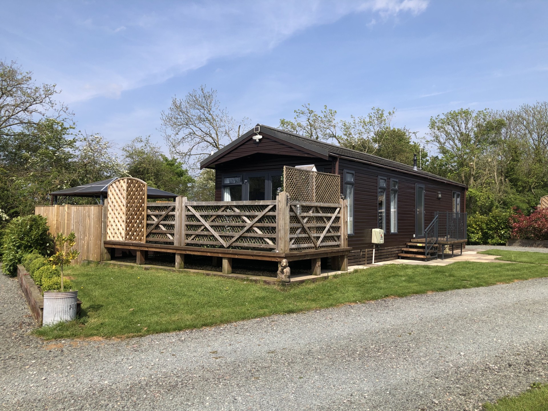 Spacious lodge with hot tub